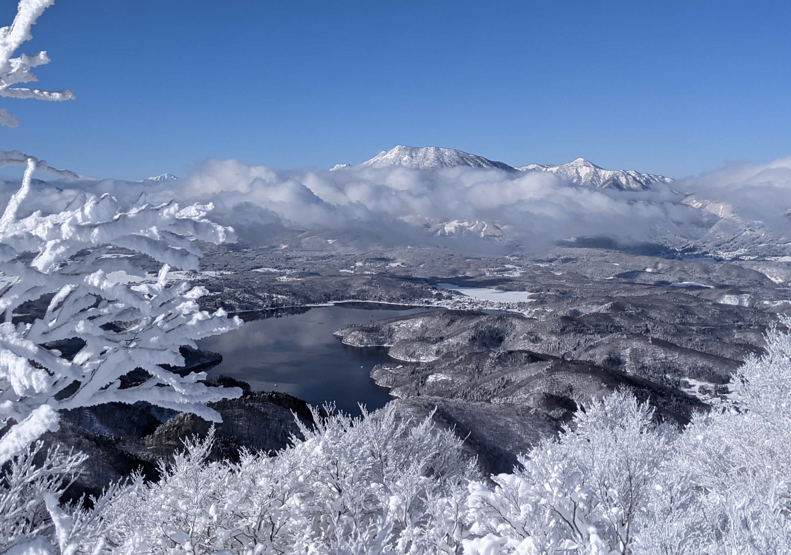 斑尾から望む、霧氷をまとった木々と野尻湖、妙高の山々