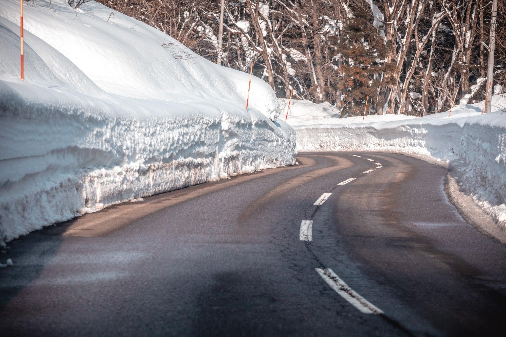 北信州の、高い雪の壁に挟まれた道